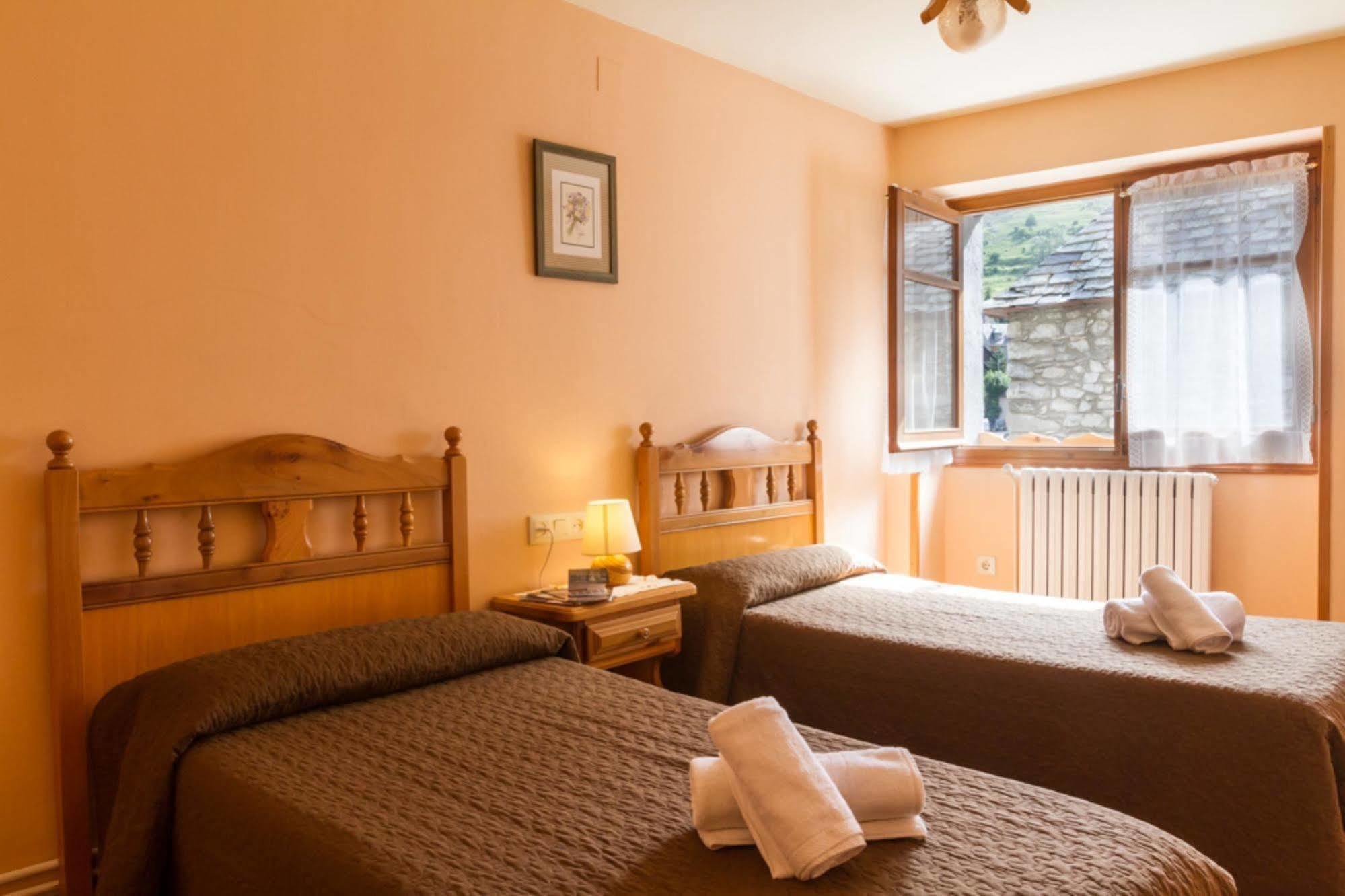 Hostal Aiguamog Salardu Bagian luar foto